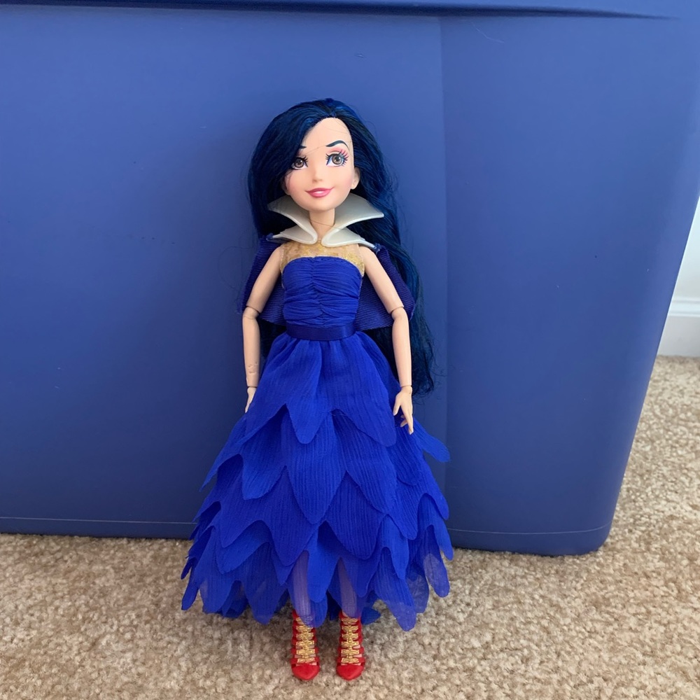 DISNEY DESCENDANTS EVIE ROYAL CORONATION DOLL